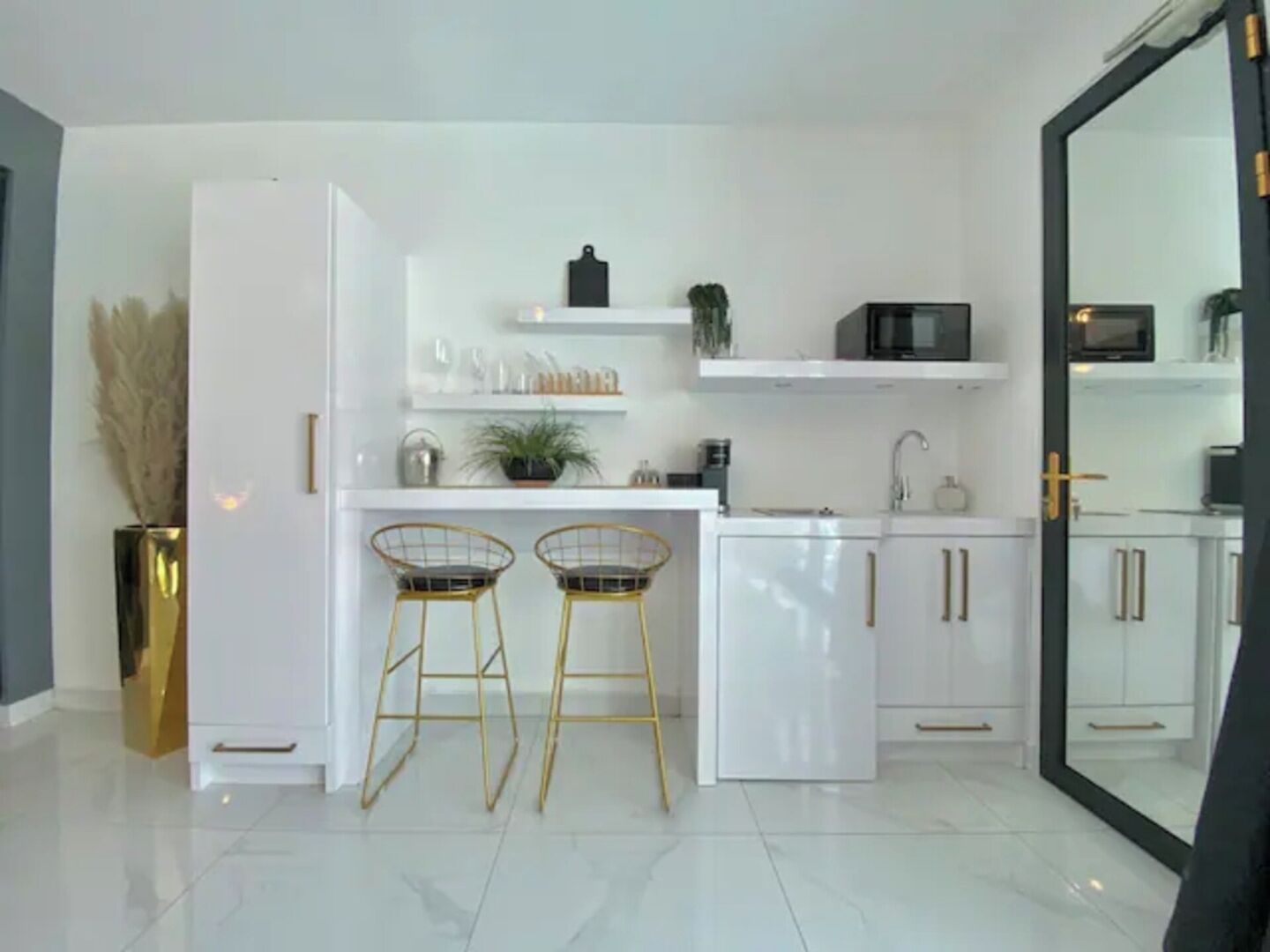 Kühlschrank, Mikrowelle, Herdplatte, Wasserkocher mit Kaffee-/Teezubehör