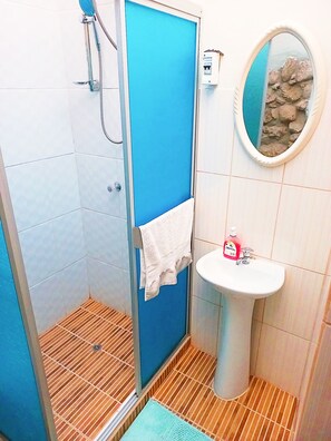 Douche, sèche-cheveux, serviettes fournies, savon