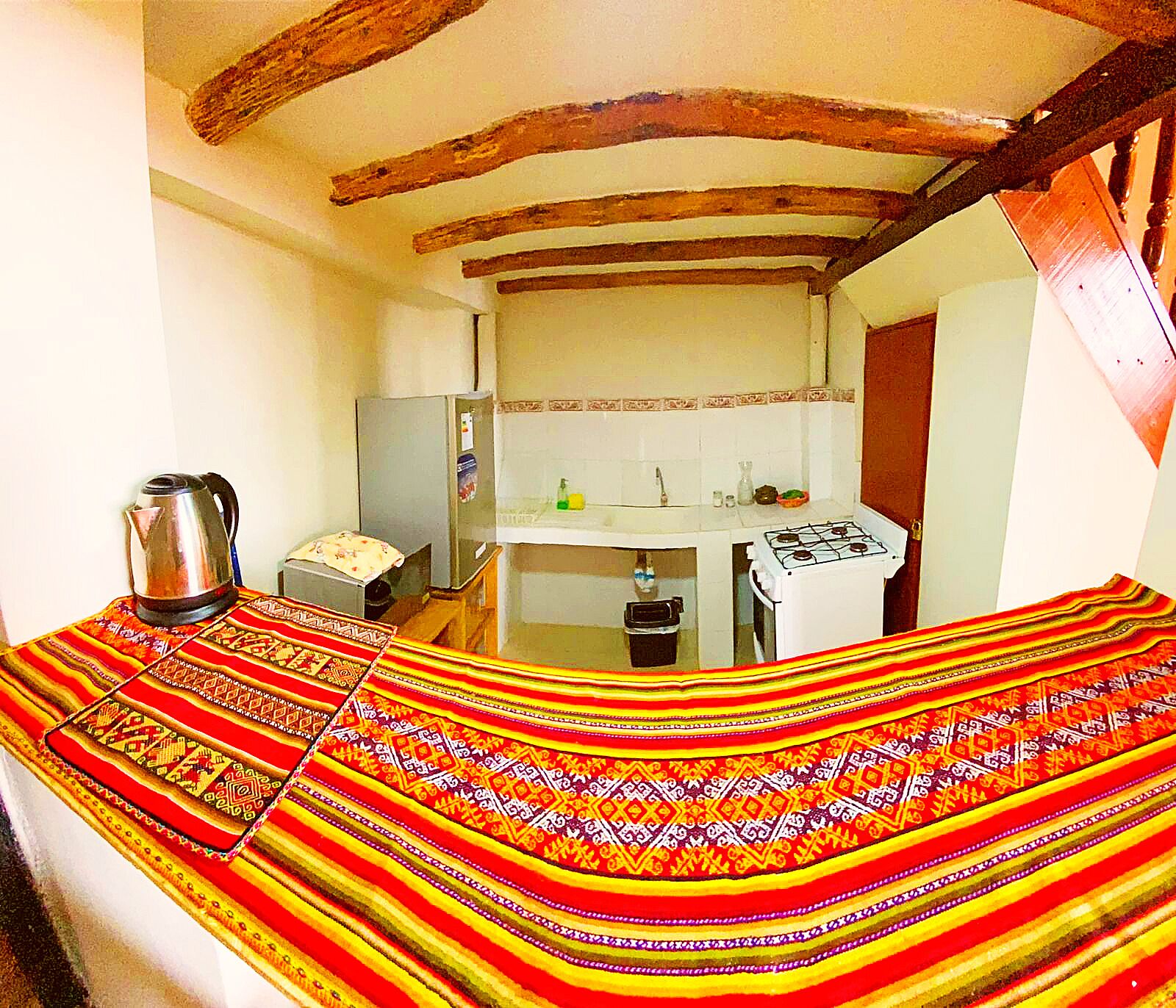 Micro-ondes, tables à manger