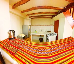 Micro-ondes, tables à manger