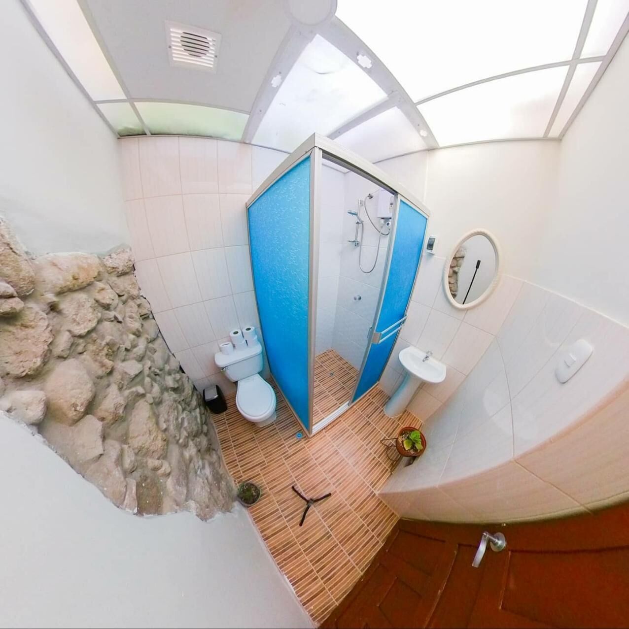 Douche, sèche-cheveux, serviettes fournies, savon