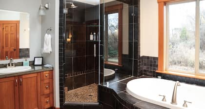 Modern Farmhouse (Lower Floor only) with Hot Tub and Games Room