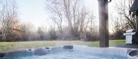 Tina de hidromasaje al aire libre