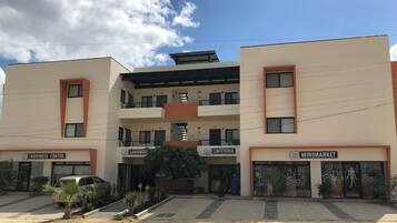 Vista frontal de la propiedad