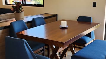 Suite familiar | Área de sala de estar | Televisión LED de 50 pulgadas con canales digitales y televisión