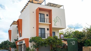 Vista frontal de la propiedad