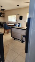 Una sala de estar moderna con un sofá, una mesa de comedor y un televisor.