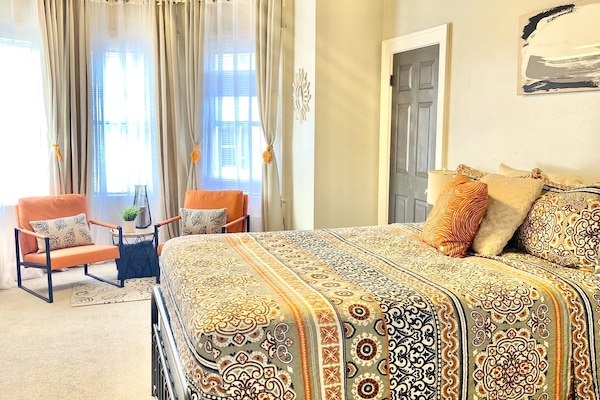 Capacious bedroom #1 Queen Bed w/ Seating Area