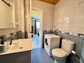 Shower, hair dryer, towels
