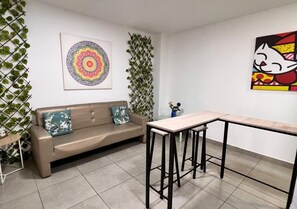Basic-Apartment, 1 Schlafzimmer | Wohnbereich | 42-Zoll-Smart-TV mit Kabelempfang, Fernseher