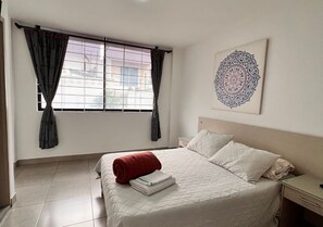 1 habitación, cortinas blackout y tabla de planchar con plancha 