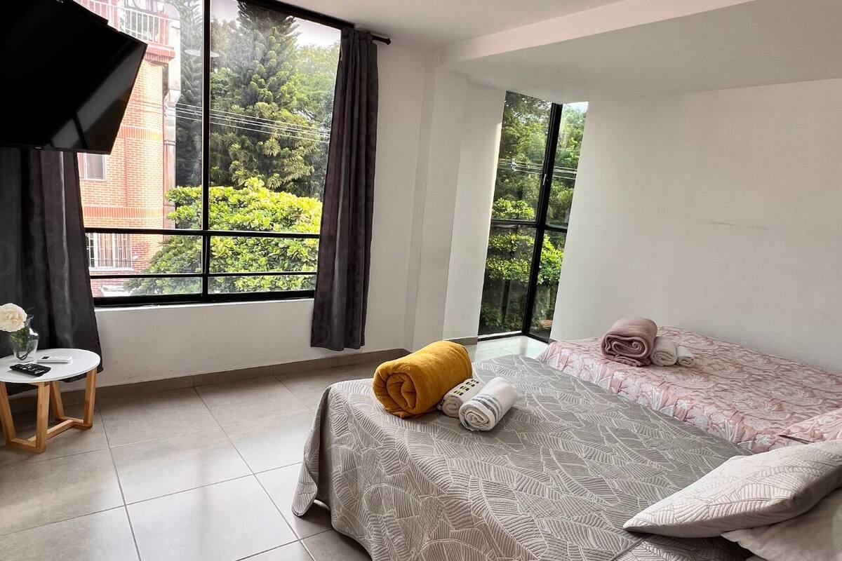 1 habitación, cortinas blackout y tabla de planchar con plancha