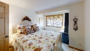 3 bedrooms, WiFi, bed sheets - Shamrock #70 - Location is King at this Lovely 4 Bedroom Townhome by RedAwning (Snowshoe)