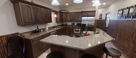 Réfrigérateur, micro-ondes, four, lave-vaisselle