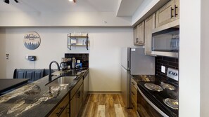 Refrigerador, microondas, horno y lavavajillas 