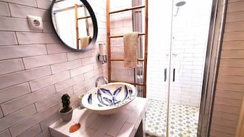Departamento básico, 1 habitación, para no fumadores | Baño | Regadera tipo lluvia, secadora de cabello, toallas