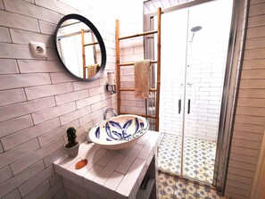 Departamento básico, 1 habitación, para no fumadores | Baño | Regadera tipo lluvia, secadora de cabello, toallas 