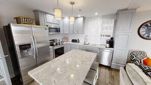 Refrigerador, microondas, horno y lavavajillas 