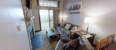 Una televisión, una chimenea