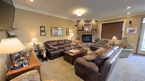 Televisión, chimenea, futbolito