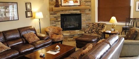 Télévision, cheminée, baby-foot