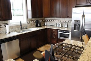 Refrigerador, microondas, horno, lavavajillas