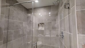 Een douche, een haardroger, handdoeken
