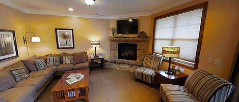 Smart TV, chimenea y futbolito