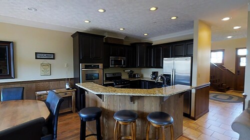 Black Bear Crossing #31   Bring the WHOLE family - 7 bedrooms = room for all! by RedAwning