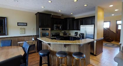 Black Bear Crossing #31 Bring the WHOLE family - 7 bedrooms = room for all! by RedAwning