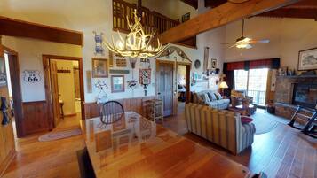 TV de tela plana, lareira