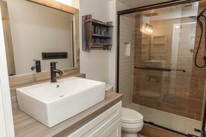 Een douche, een haardroger, handdoeken