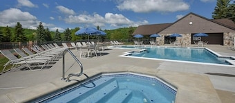 Seven Springs 1 Bedroom Premium Condo, Ski In/Ski Out by RedAwning