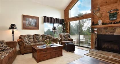 Seven Springs 3 Bedrooms Premium Condo, Ski In/Ski Out by RedAwning