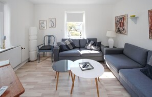 TV, fireplace - Amazing home in Samsø with kitchen (Samsø)