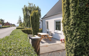 Outdoor dining - Amazing home in Samsø with kitchen (Samsø)