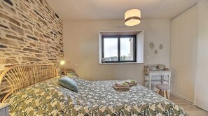 3 bedrooms, iron/ironing board, free WiFi, bed sheets