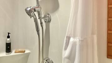 Dusche, Haartrockner, Handtücher, Seife
