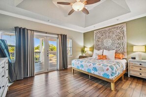 4 bedrooms, desk, iron/ironing board, free WiFi - Dolphin Cove - Waterfront Family Oasis Near Siesta Key Beach - Pool Home 2.7mi to Beach (Sarasota)