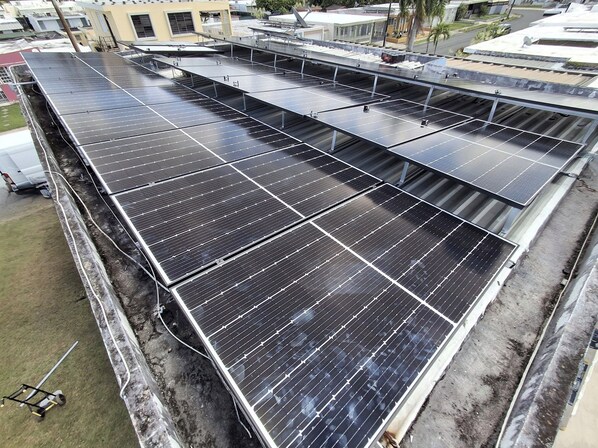 Una azotea con varias filas de paneles solares.