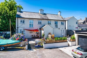 Exterior - Unique Pirate Cottage in Penryn, Falmouth with hot tub, sleeps max 8 (Penryn)