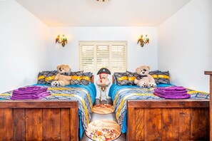 3 bedrooms, iron/ironing board, travel crib, free WiFi - Unique Pirate Cottage in Penryn, Falmouth with hot tub, sleeps max 8 (Penryn)