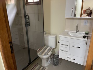Toallas, jabón, papel de baño 