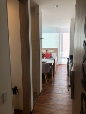 1 Schlafzimmer, Schreibtisch, WLAN, BettwÀsche