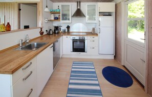 ثلاجة، موقد طهي مسطح، غسالة أطباق، ماكينة لصنع القهوة/الشاي