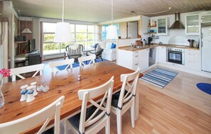 ثلاجة، موقد طهي مسطح، غسالة أطباق، ماكينة لصنع القهوة/الشاي