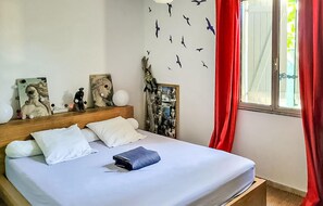 5 bedrooms, travel cot, free WiFi, bed sheets
