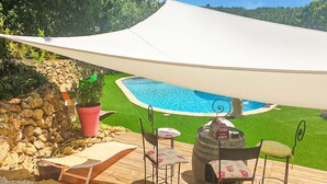 A deck with a barbecue grill, lounge chairs, and a pool. - 5 bedroom lovely home in Rians (Rians)
