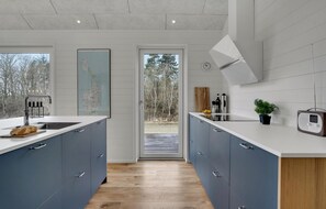 ثلاجة، فرن، موقد طهي مسطح، غسالة أطباق