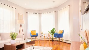 A modern living room with a sofa, two armchairs, a coffee table, and a floor lamp. - Cozy apartment 1st 10min Walk Downtown | City View (Providence)